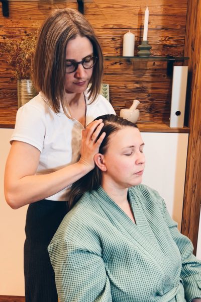 Kopfmassage 2-min